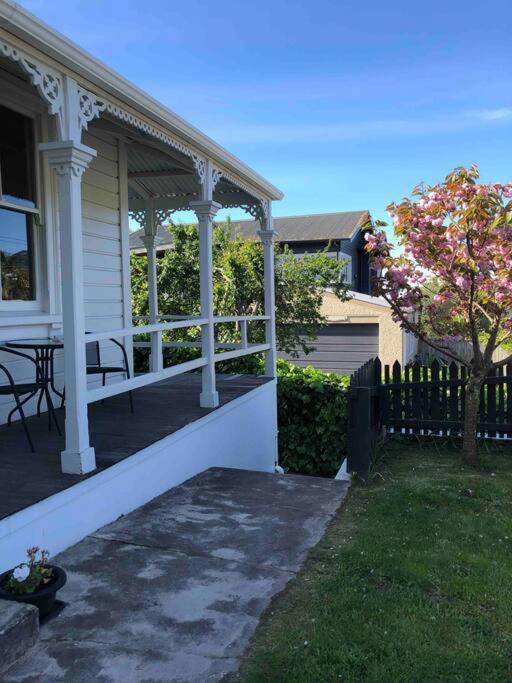 Short Walk To Nelson City Centre - Quiet Location, Comfy Beds, Pet Friendly, Full Kitchen, Claw-Foot Bath Tub, Outdoor Areas Exterior photo